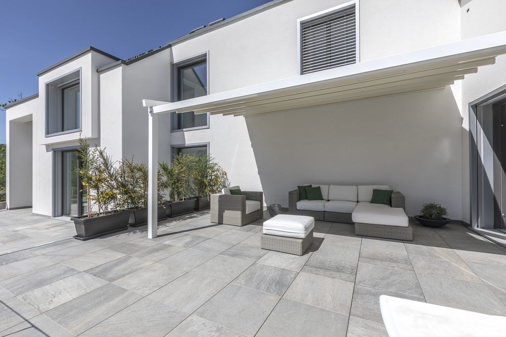 Terrazza esterna di Villa Il Ciabot con vista sulla valle