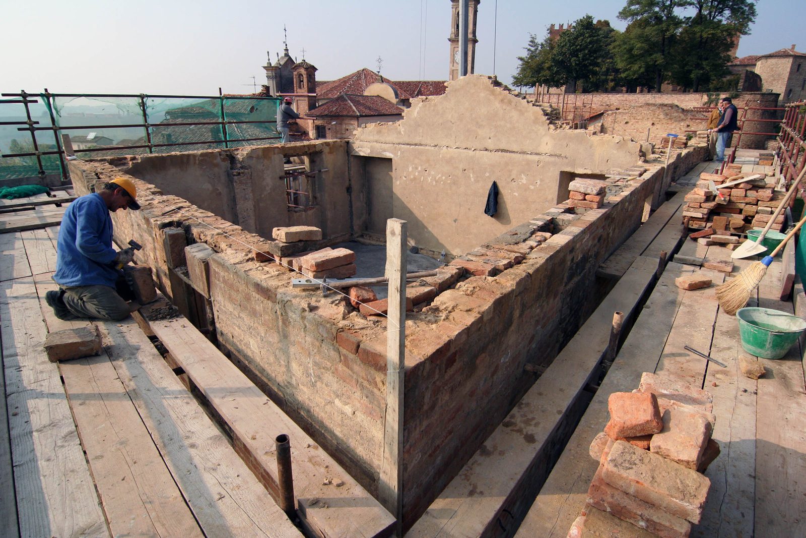 Consolidamento strutturale delle murature, cantiere di restauro al castello di Montemagno