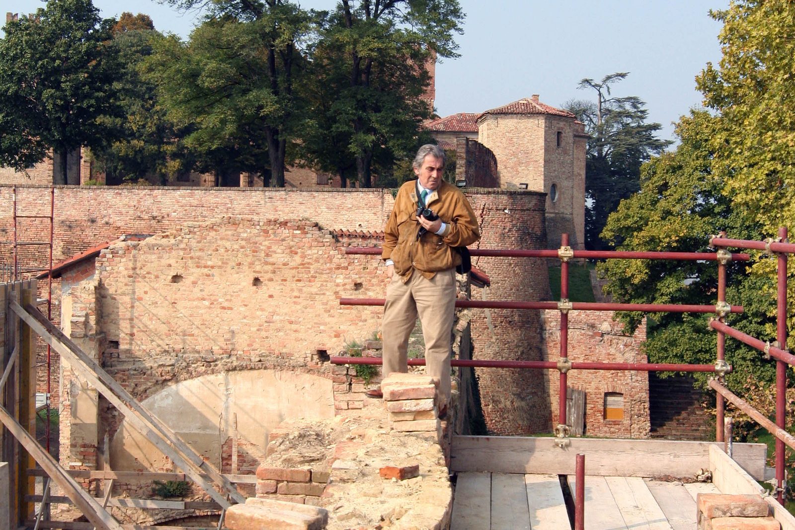 Restauro delle scuderie del castello di Montemagno, l'architetto Ippolito Calvi di Bergolo in cantiere