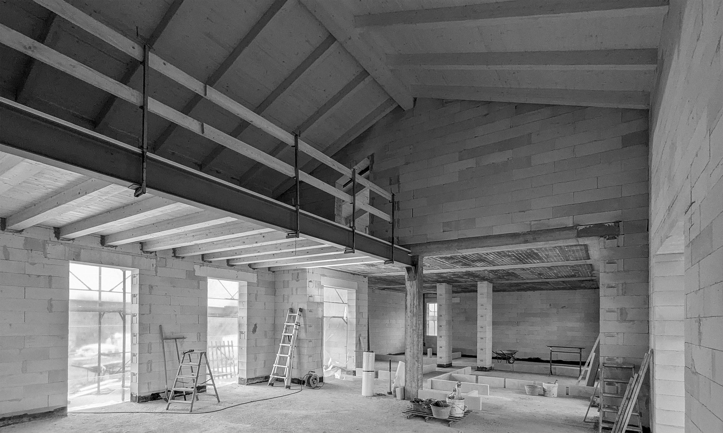 Residenza Migar in costruzione nel Biellese: doppia altezza con copertura in legno e trave in acciaio. Nuova casa nZEB di G&B Grotto & Buscaglia architetti