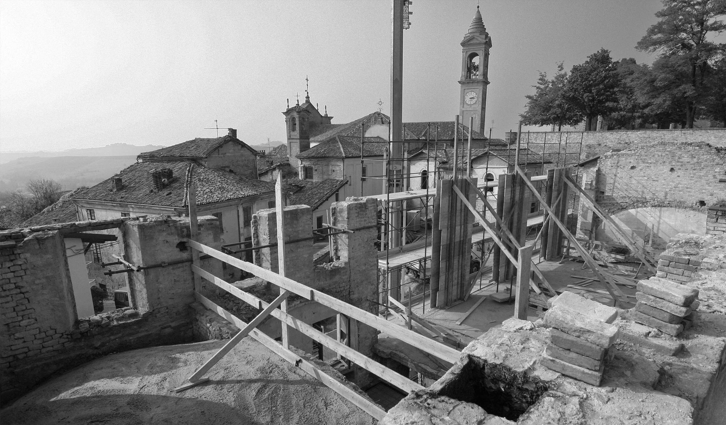 Direzione lavori e sicurezza nel cantiere di restauro delle antiche scuderie del Castello di Montemagno, in Piemonte. G&B Grotto & Buscaglia architetti