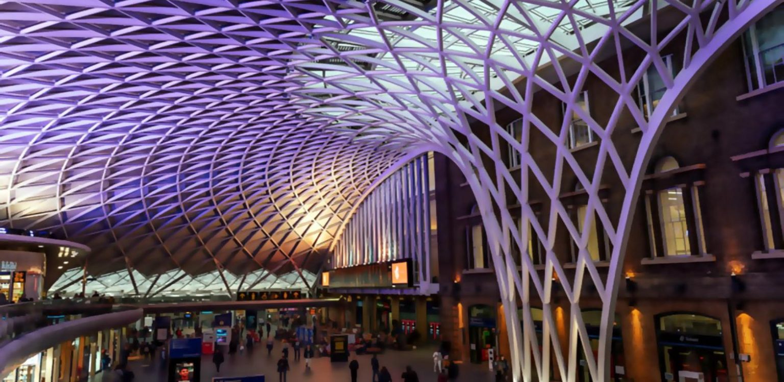 La copertura reticolare della stazione di King's Cross a Londra
