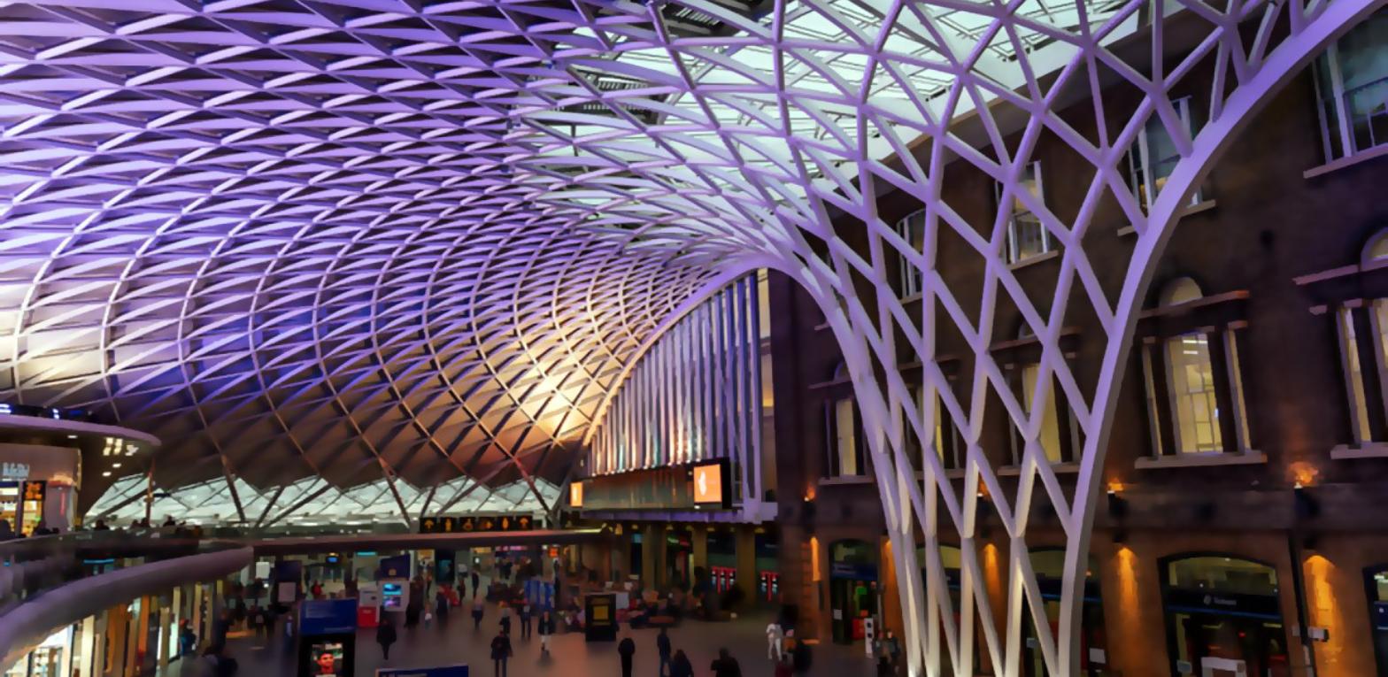 La copertura reticolare della stazione di King's Cross a Londra