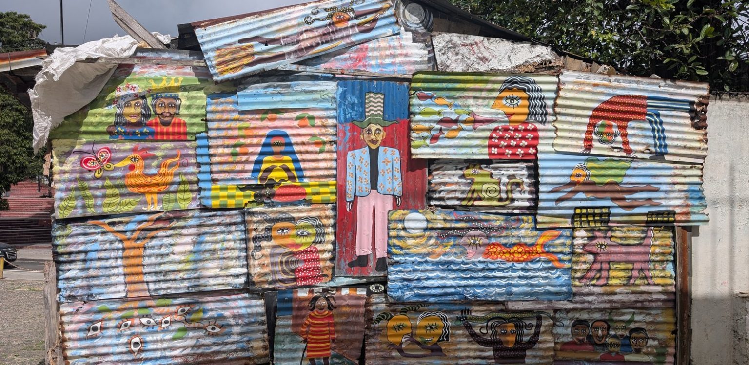Lamiere dipinte con figure colorate su una costruzione della Ciudad Colonial di Santo Domingo, immagine dell'articolo LinkedIn "El riesgo del éxito"