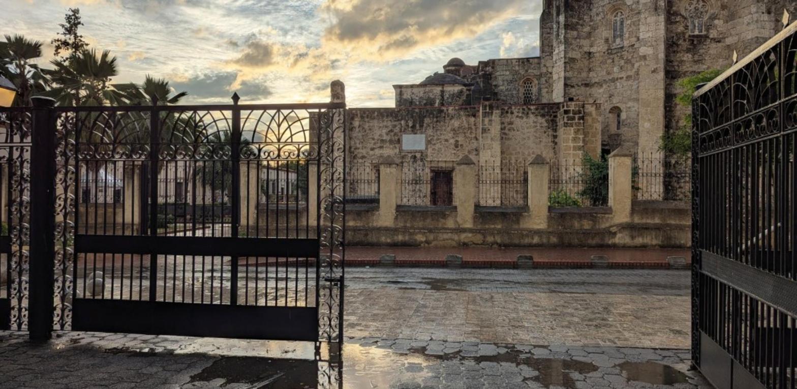 Il cancello della Cattedrale nella Città Coloniale di Santo Domingo