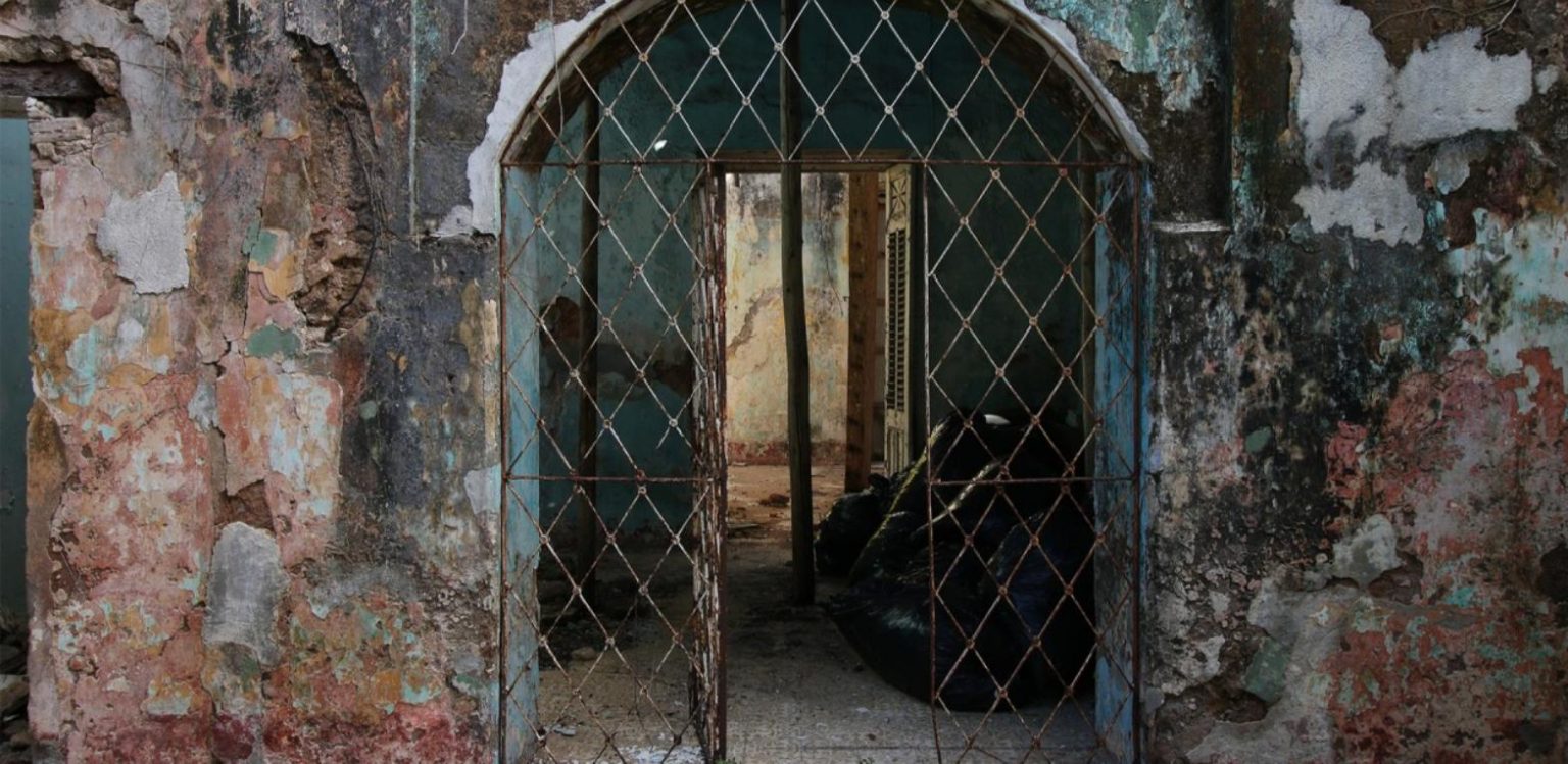 Portale in ferro battuto di un edificio storico in rovina