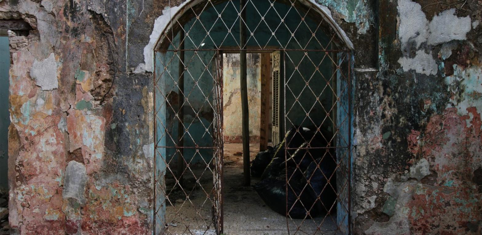Portale in ferro battuto di un edificio storico in rovina