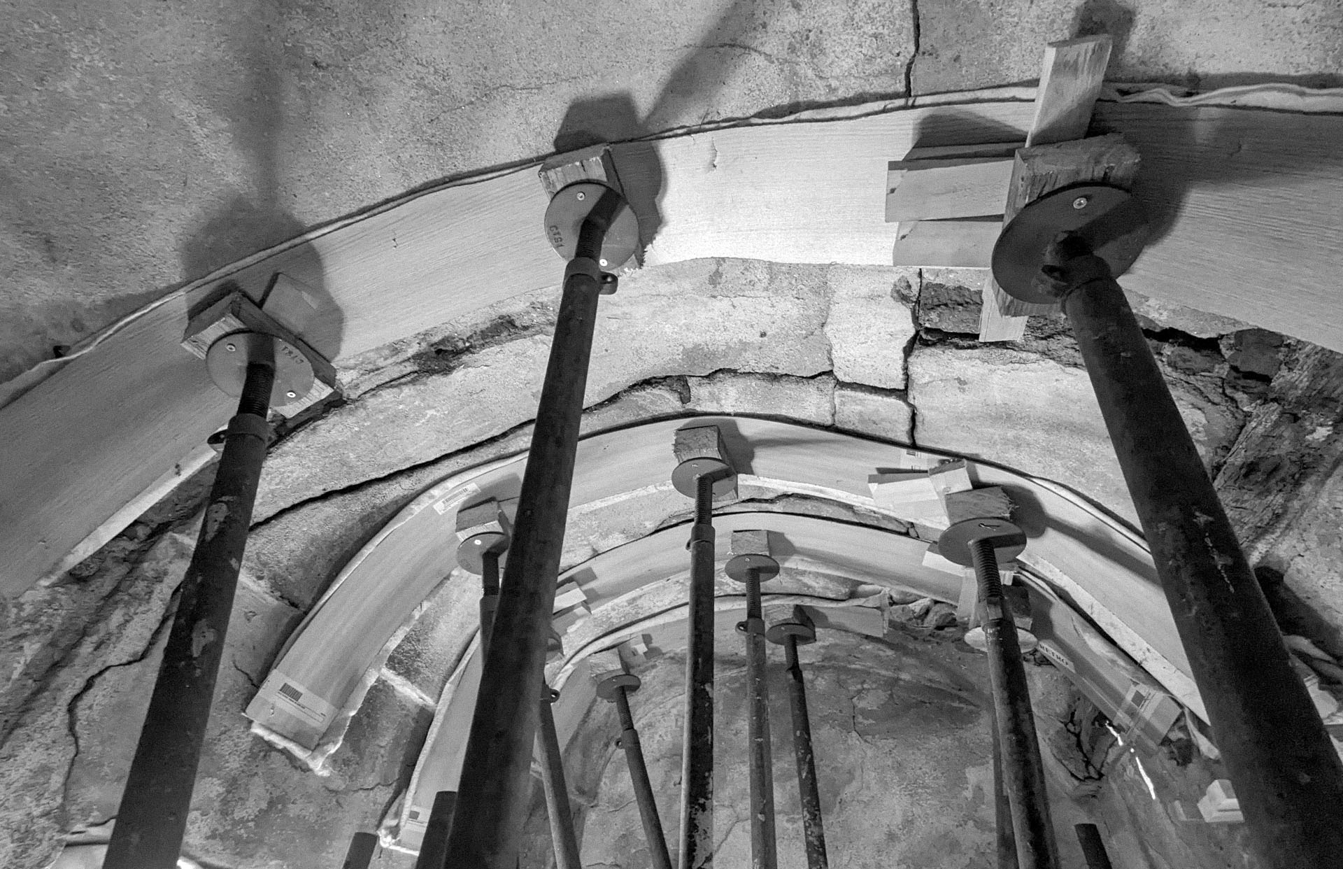 Restauro conservativo della chiesa quattrocentesca di San Maurizio a Biella: le volte sostenute da centine e puntelli in cantiere. G&B Grotto & Buscaglia architetti