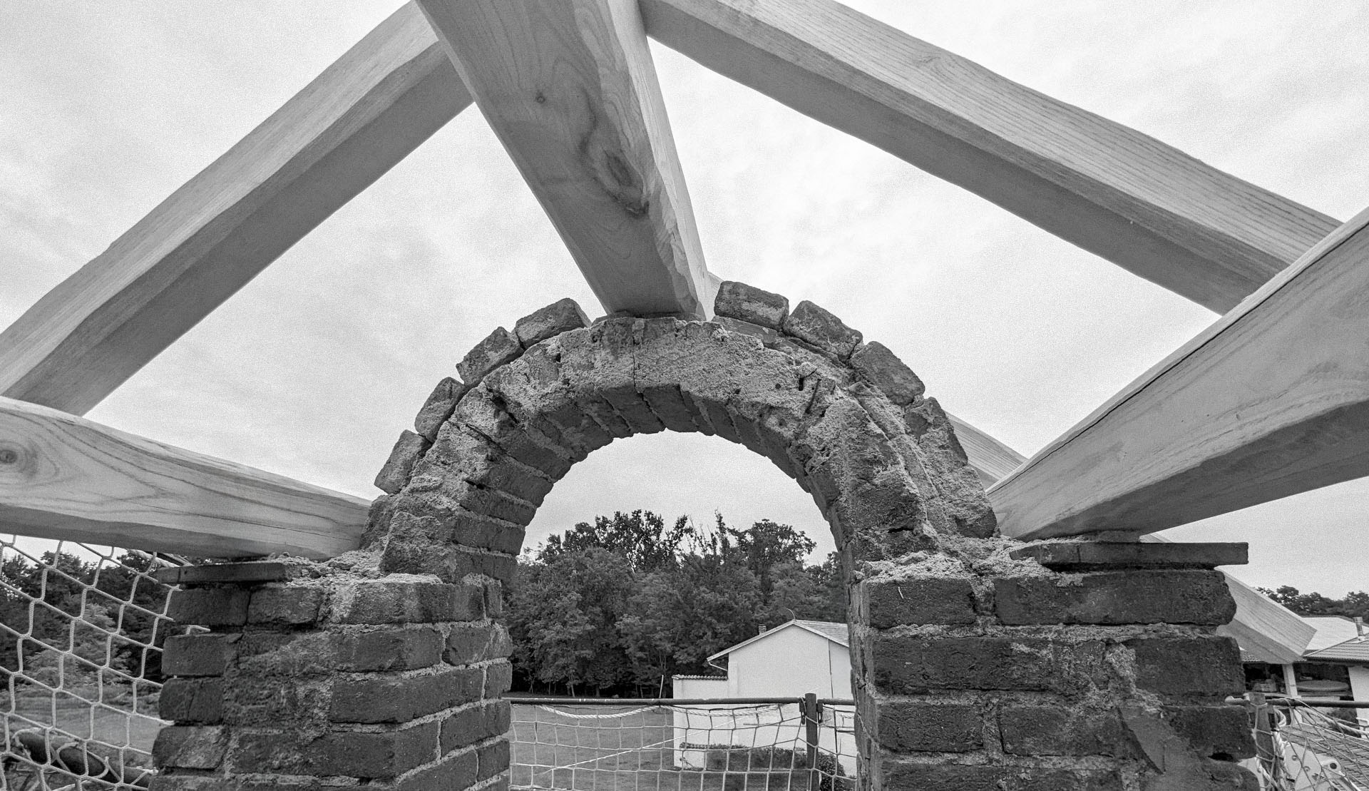 Ristrutturazione di un cascinale nel basso Biellese: il nuovo tetto in legno sull'arco in mattoni esistente. G&B Grotto & Buscaglia architetti