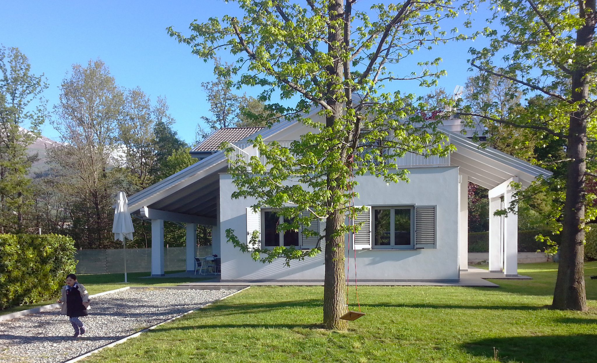 Casanelbosco, casa passiva a Biella: il volume a capanna tra gli alberi